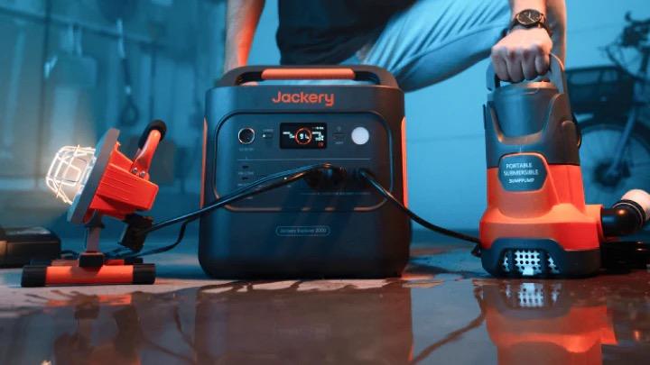 Navigating Brownouts in Canada with the Jackery Solar Generator 2000 v2